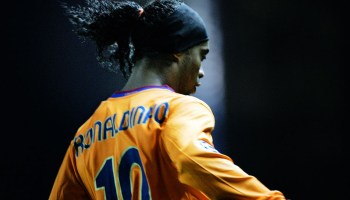 juNadie lo puede odiar: Ronaldinho, la ‘sonrisa del futbol’ que nos enseñó el arte de la magiagadores-nadie-puede-odiar-ronaldinho-magia-joga-bonito-goles-titulos