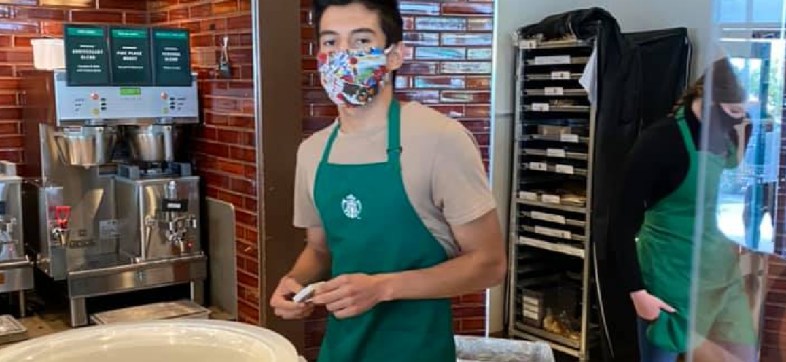 Empelado de Starbucks se niega a atender a mujer sin subrebocas
