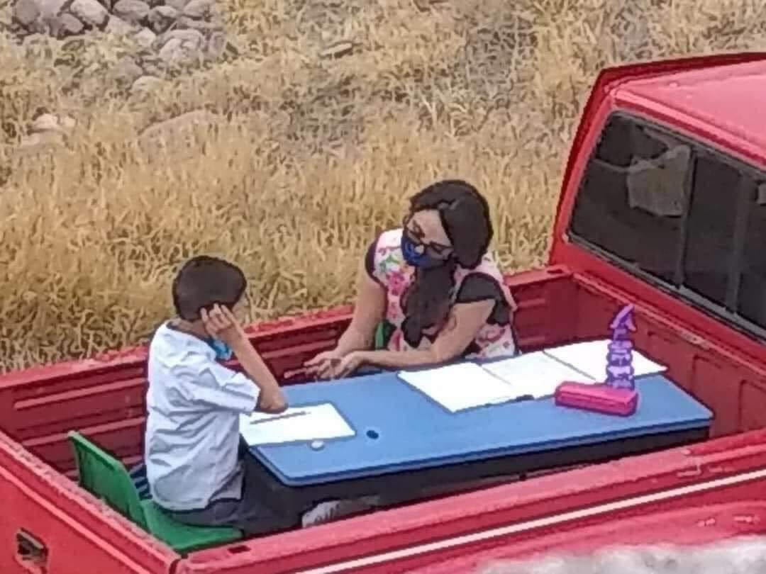 Maestra adapta su camioneta como un salón móvil para dar clases
