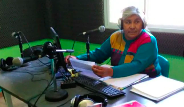  Heroína sin capa: Maestra usa radio comunitaria para dar clases a sus alumnos sin internet