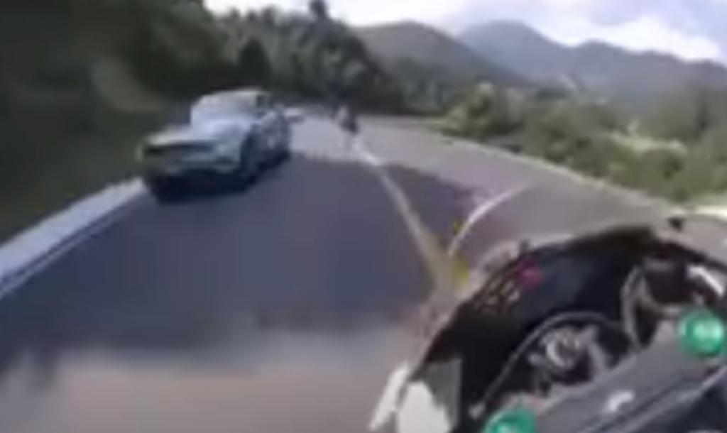 Motociclista invade carril contrario en una carretera del Edomex y cae a barranco 