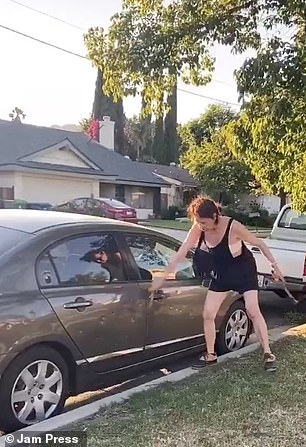 Qué límites tan desfasados: Mujer racista golpea con un martillo el auto de un mexicano
