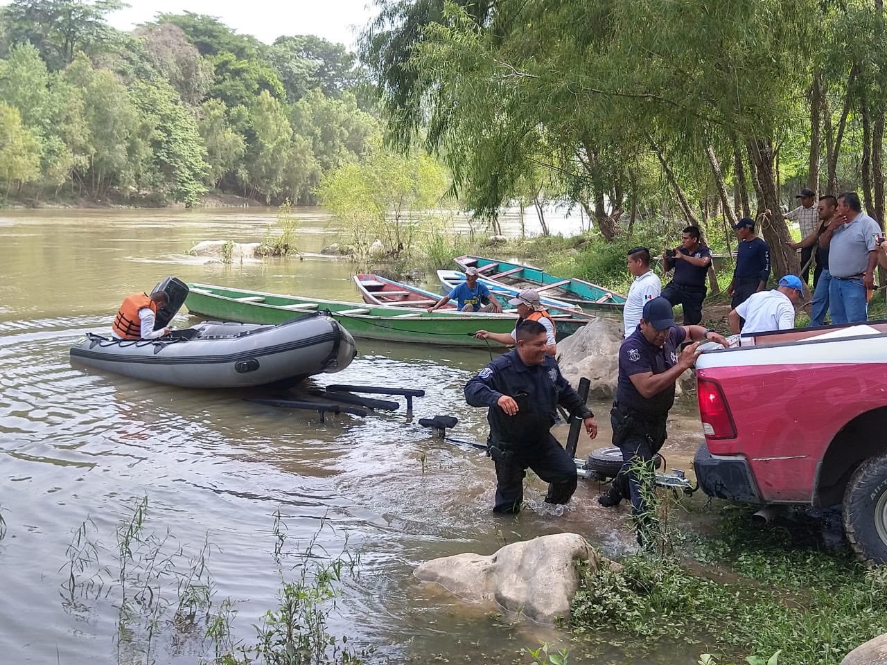 Encuentran cuerpo de un hombre que cayó con su hijo a un río en San Luis Potosí; buscan al menor