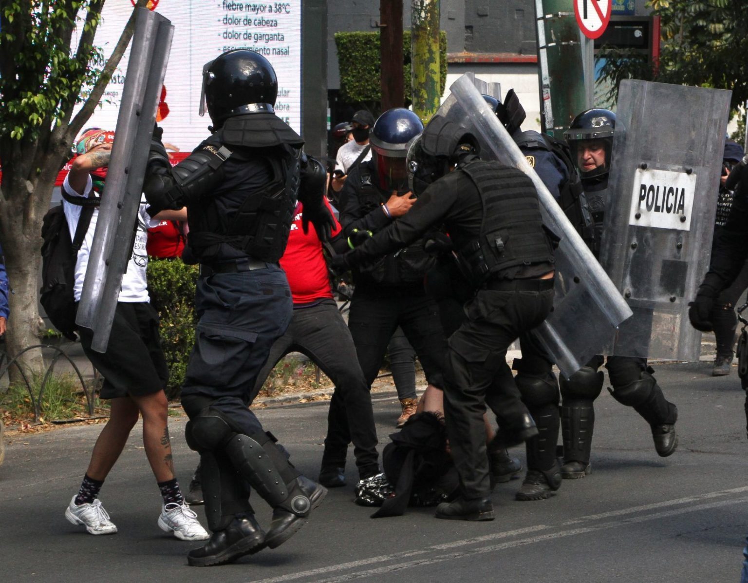 policías detenidos agresión adolescente