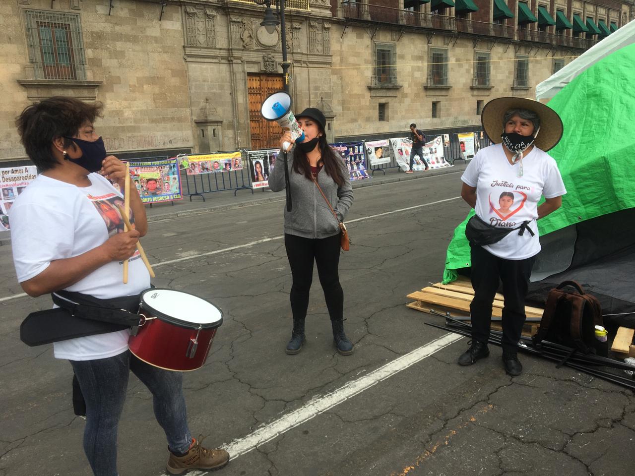 protesta-familiares-feminicidios-desapariciones-palacio-nacional