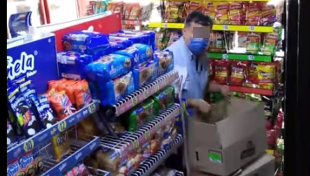 Con las manos en la masa: Captan a repartidor de papas robando mercancía en una tienda del Edomex