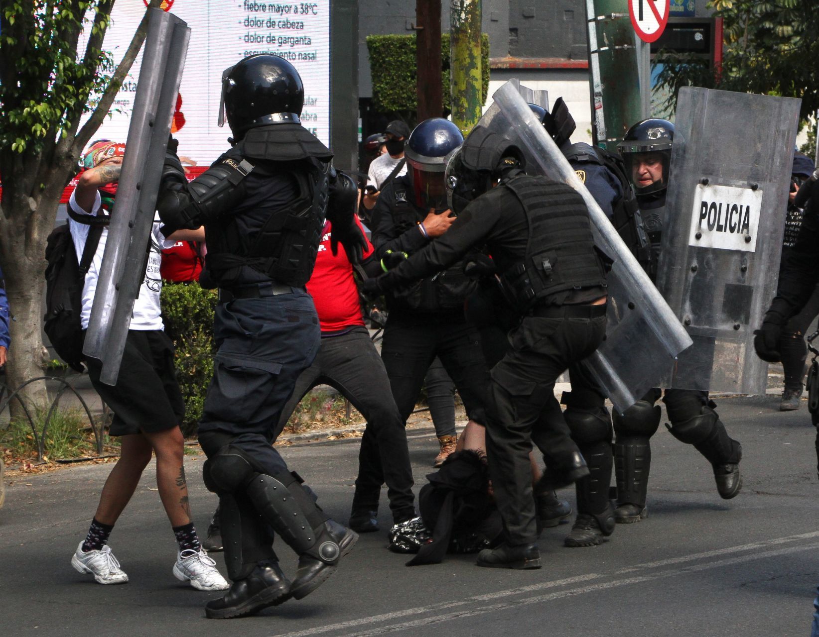 Sheibaum pide castigo contra policías que agredieron a una joven en las protestas por Giovanni López