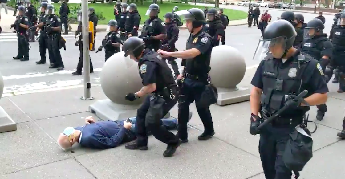 video-policia-estados-unidos-nueva-york-empuja-tira-lastima-senor-75-anos-sangre-piso-03