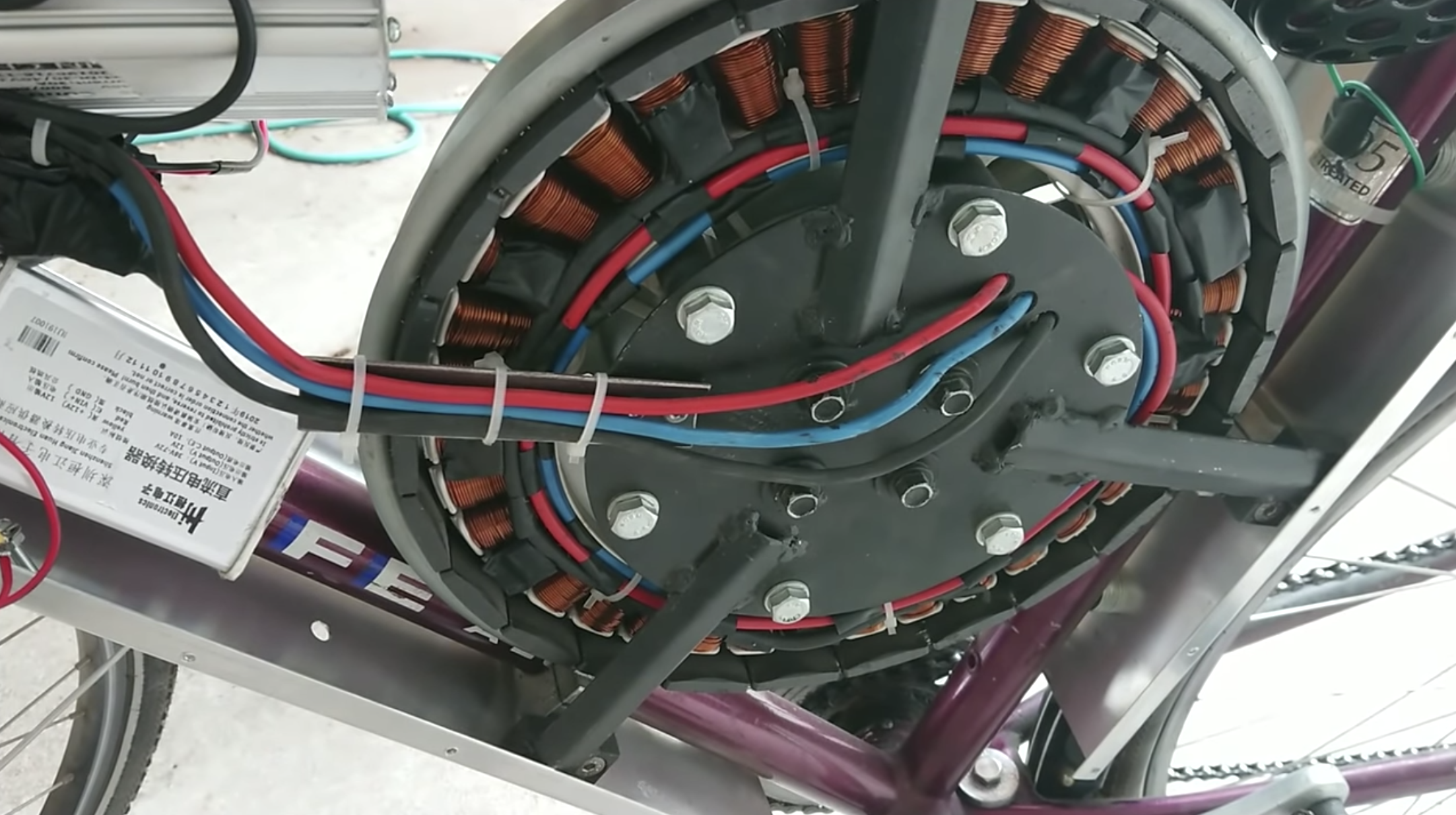 Hombre crea bicicleta eléctrica que llega a los 110km/h con el motor de su lavadora