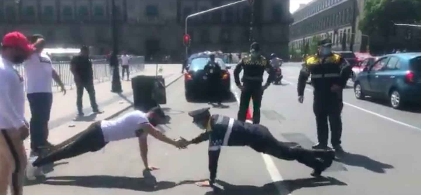 Policía y manifestante hacen competencia de lagartijas