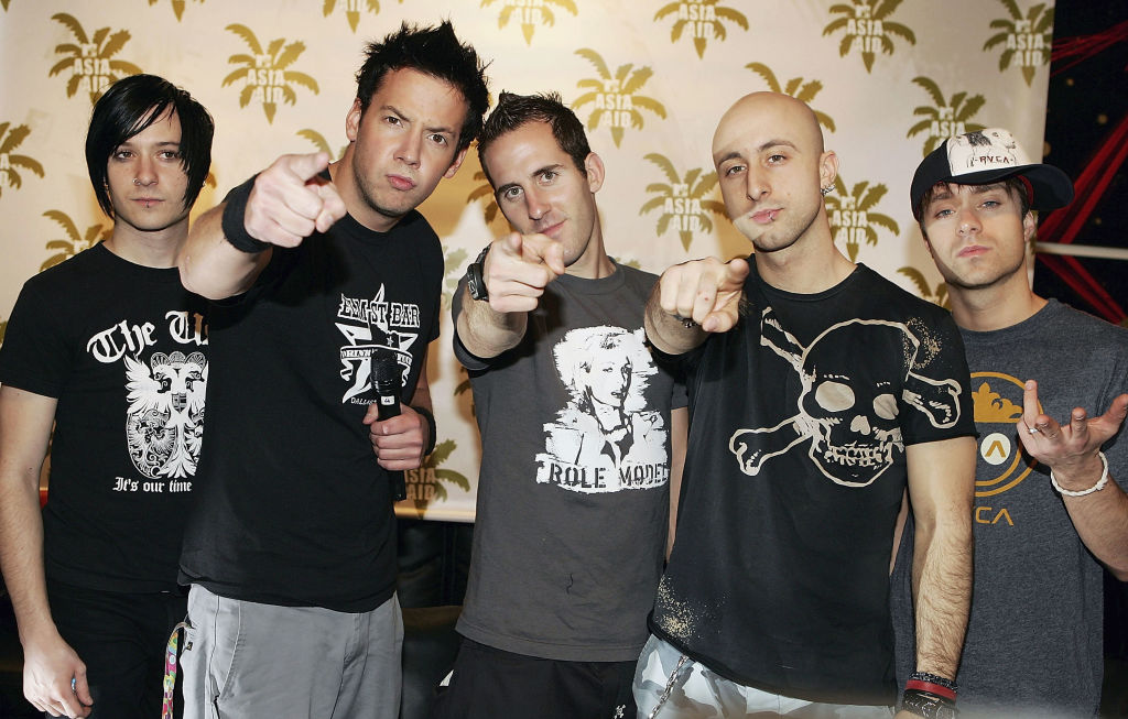 Bajista de Simple Plan se retira de la banda tras acusaciones de conducta sexual inapropiada