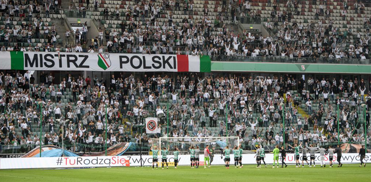 En 18 grúas: La peculiar forma de aficionados en Polonia para ver un partido de futbol