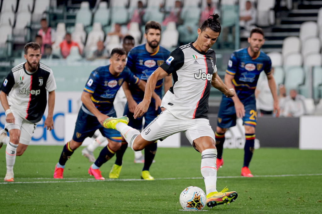 Narradores elogian más a futbolistas blancos