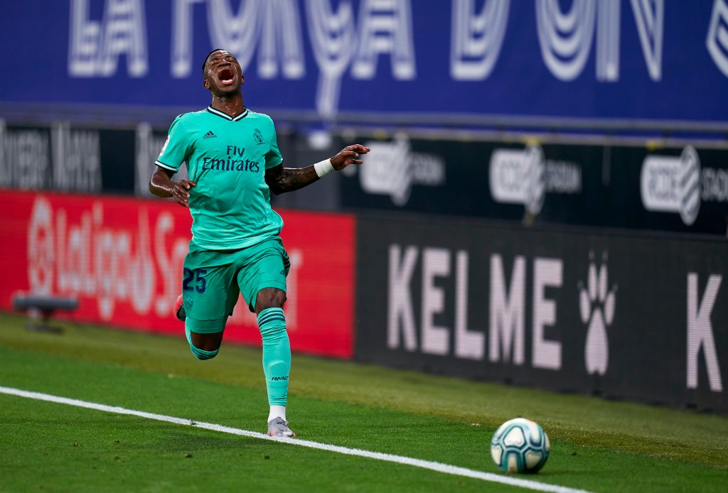 Narradores elogian más a futbolistas blancos