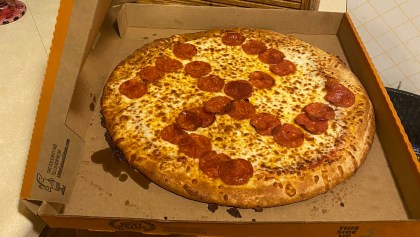 Hombre compra una pizza y encuentra en ella un símbolo nazi hecho con pepperoni
