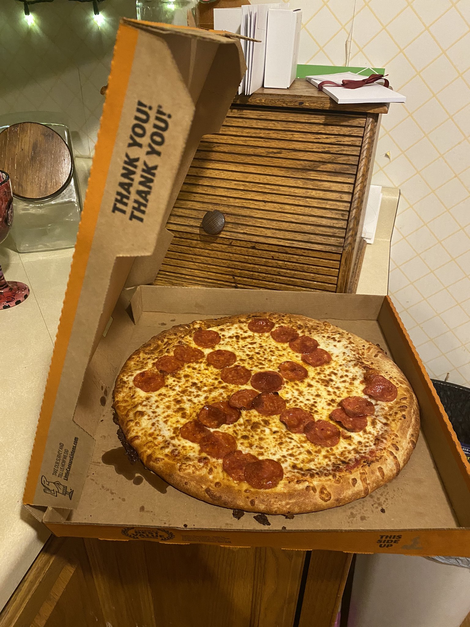 Hombre compra una pizza y encuentra en ella un símbolo nazi hecho con pepperoni
