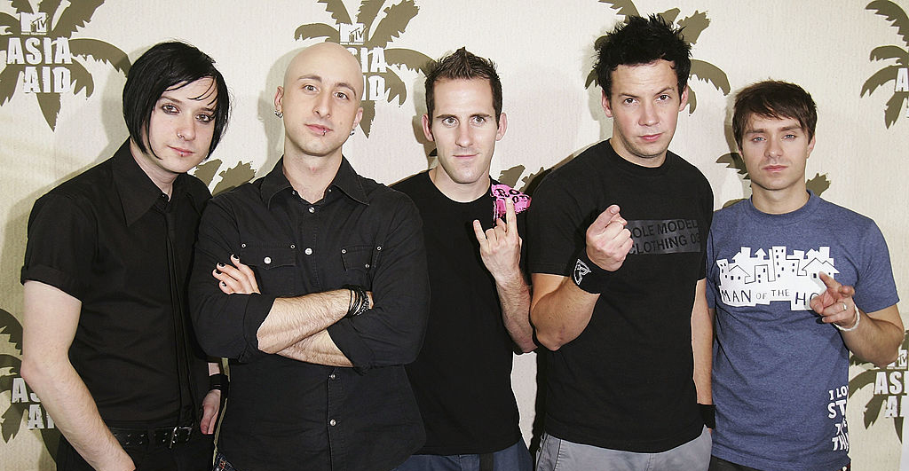 Bajista de Simple Plan se retira de la banda tras acusaciones de conducta sexual inapropiada