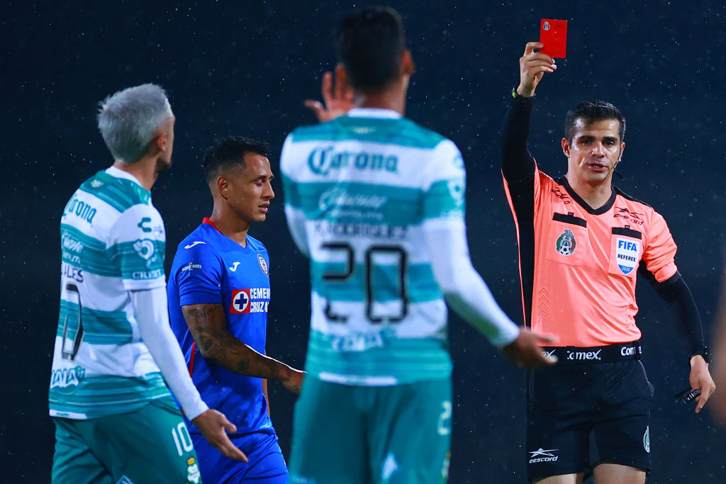 VAR pierde la señal y suspende más de 5 minutos el Cruz Azul vs Santos