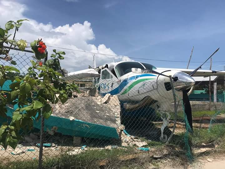 Avioneta se quedó sin frenos y sufrió accidente al aterrizar en Holbox con cinco turistas a bordo