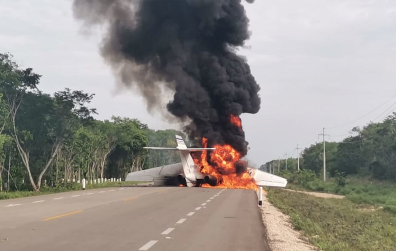 Presunta avioneta del narco aterriza y se incendia en carretera de Quintana Roo