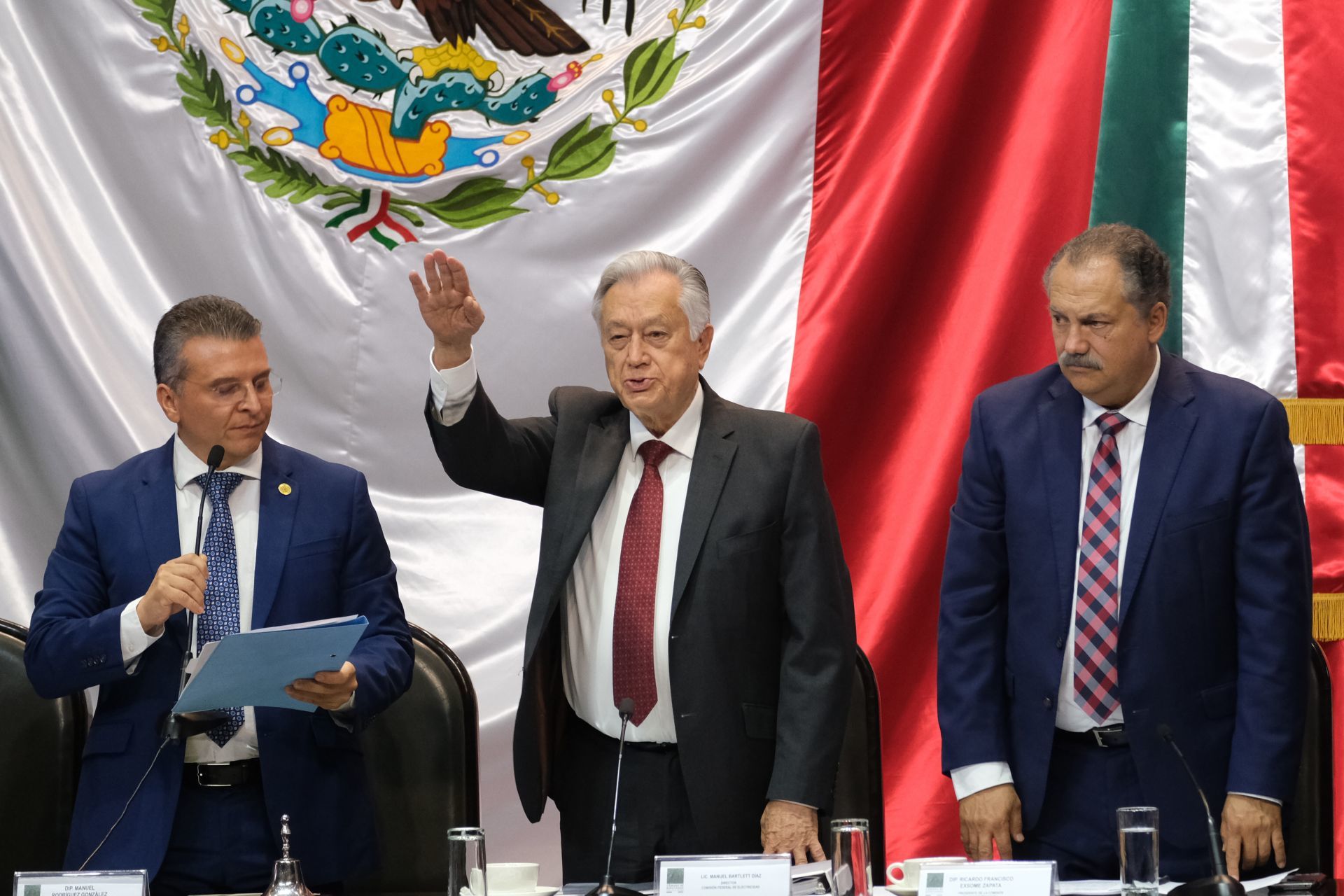 ¿Y eso? Manuel Bartlett y otros 41 funcionarios de la CFE ganan más que AMLO