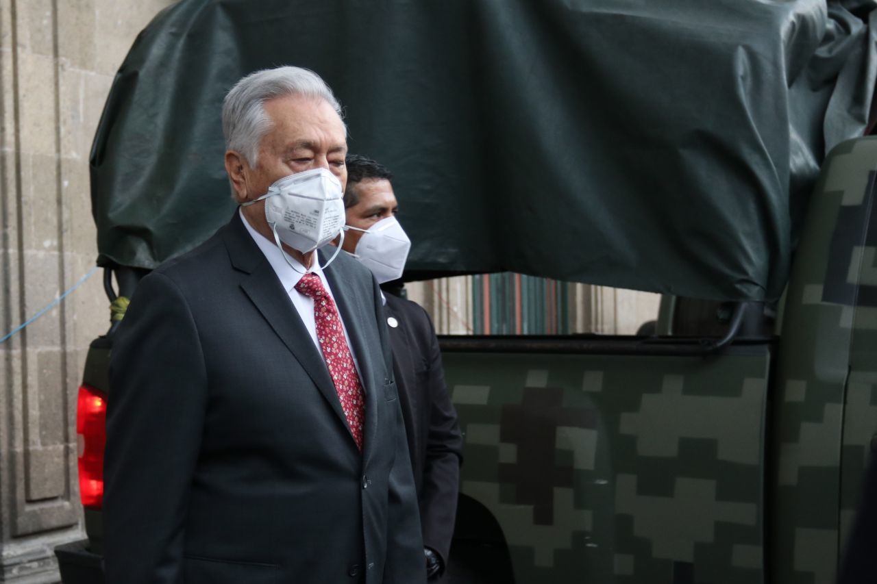 ¿Y eso? Manuel Bartlett y otros 41 funcionarios de la CFE ganan más que AMLO