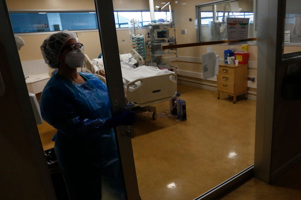 La historia de la enfermera que cruza calles inundadas para atender a pacientes con coronavirus