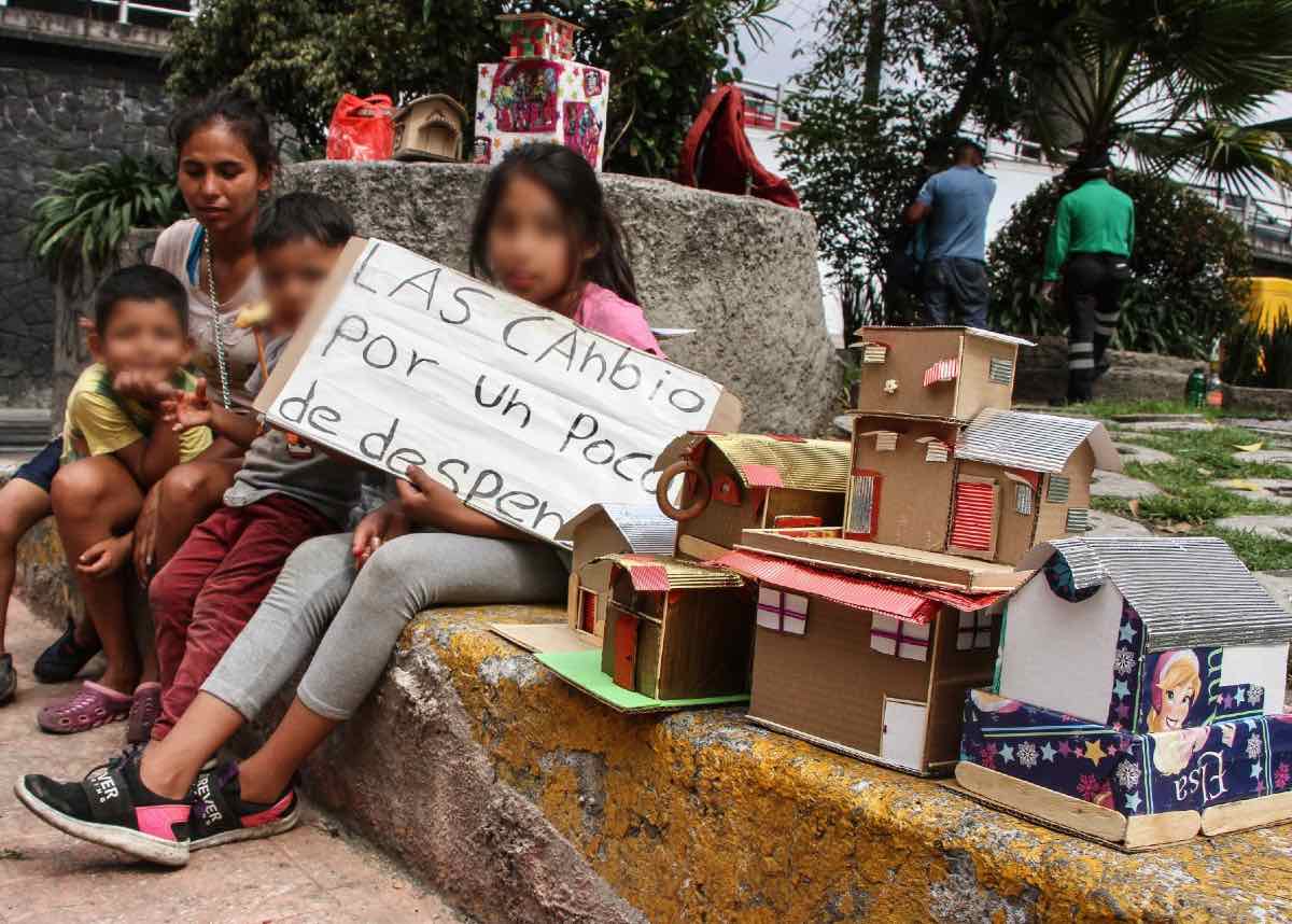 La otra realidad: Familia cambia casitas de cartón por comida en las calles de la CDMX