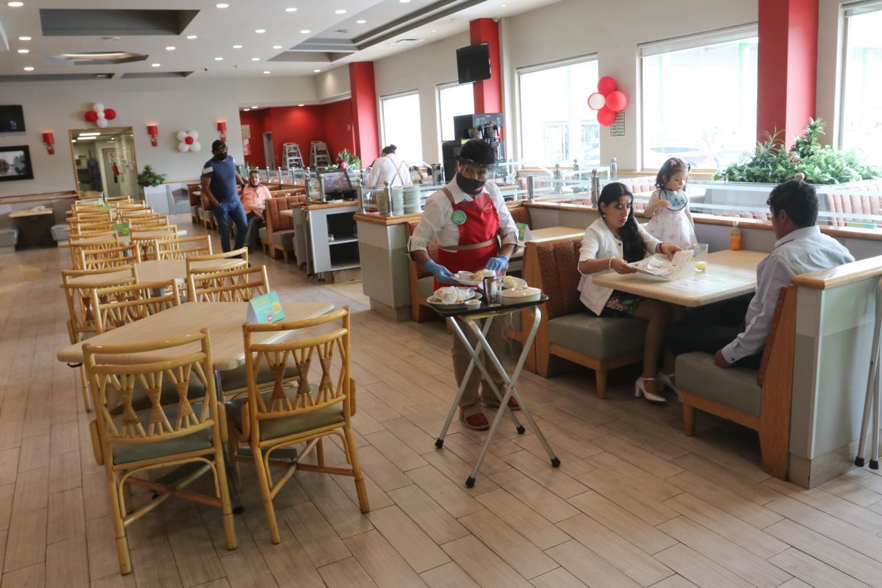 15 imágenes que muestran cómo entró la 'nueva normalidad' a los restaurantes de la CDMX