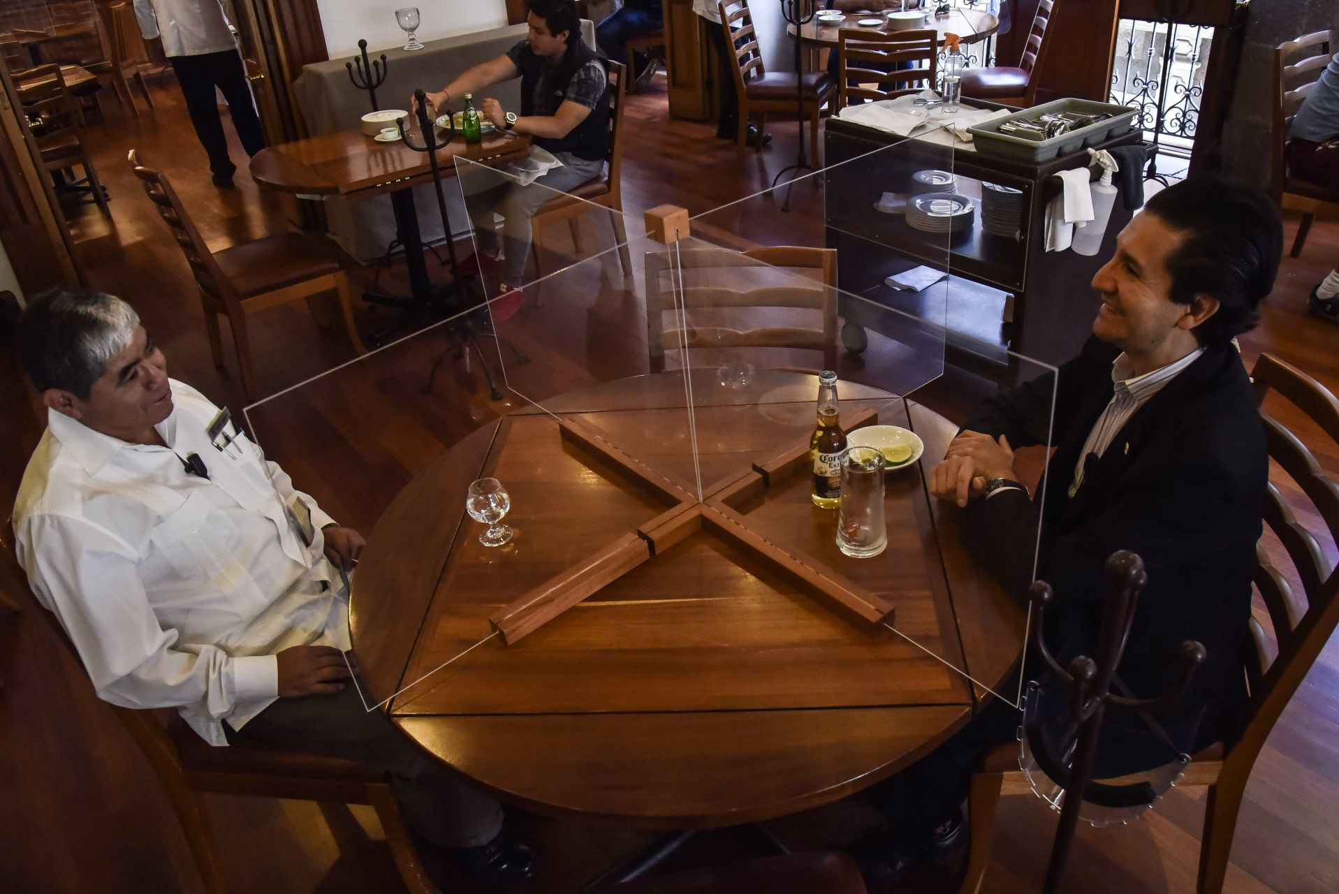 15 imágenes que muestran cómo entró la 'nueva normalidad' a los restaurantes de la CDMX
