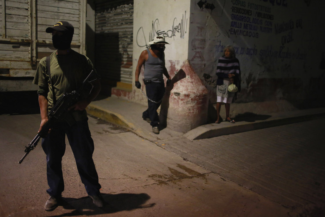 guerreros-unidos-policia-comunitaria-ayotzinapa-guerrero "<br /> Un miembro de la policía comunitaria de Guerrero está de guardia durante una manifestación exigiendo justicia para los 43 maestros en formación desaparecidos". 