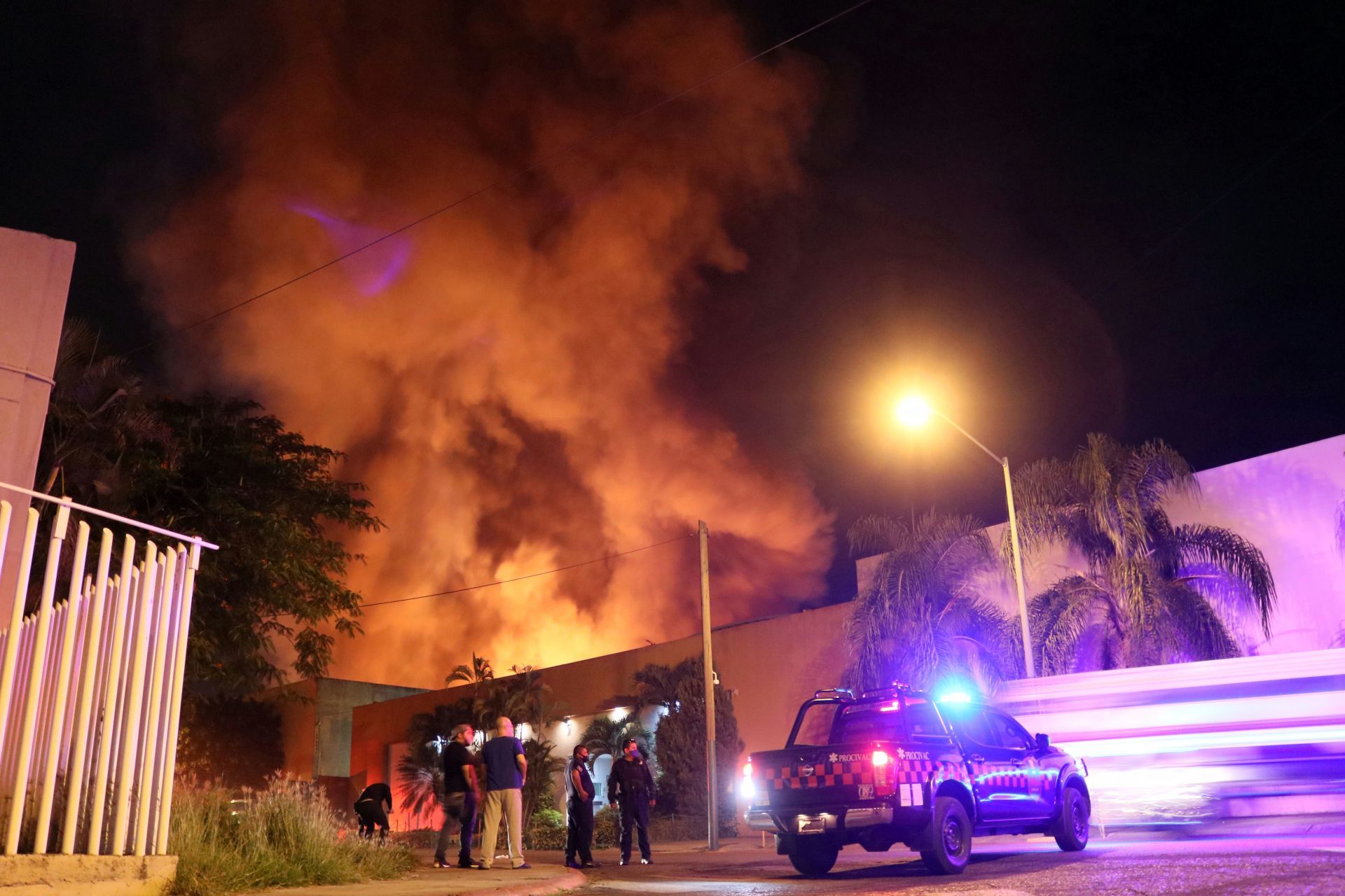 Se registra fuerte incendio en zona industrial CIVAC de Morelos
