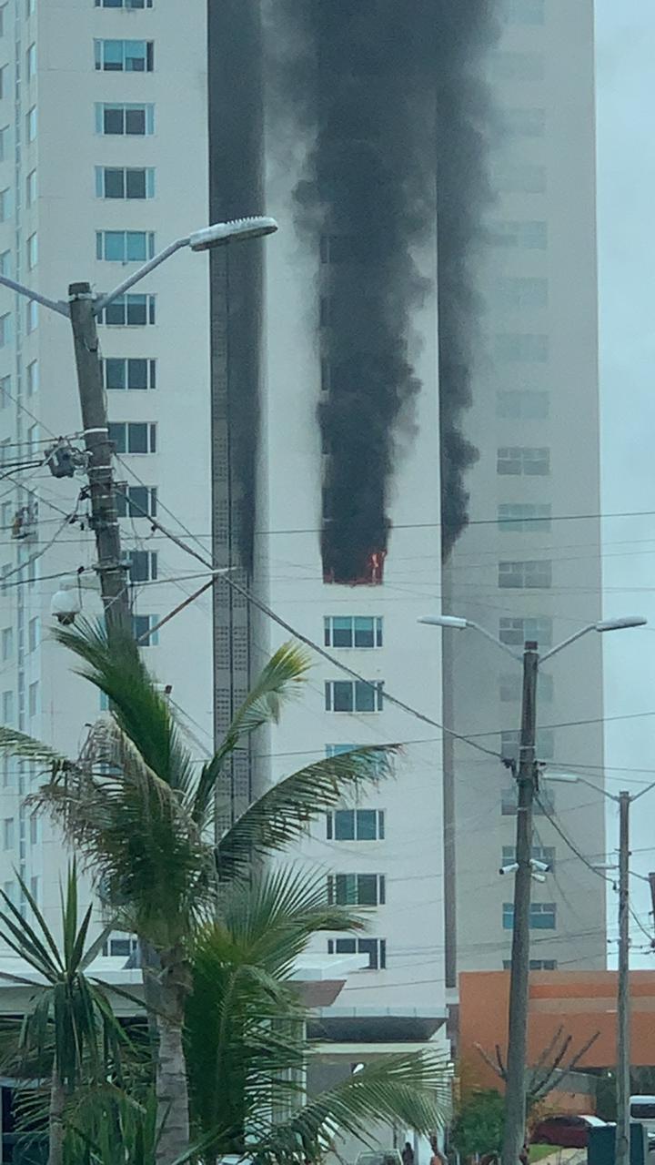 Se reporta incendio en un edificio con departamentos en Veracruz 