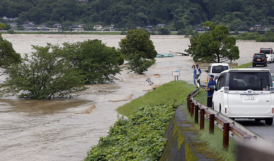 Aplaca tu ira y tu rigor: 200 mil personas son evacuadas en Japón por fuertes lluvias
