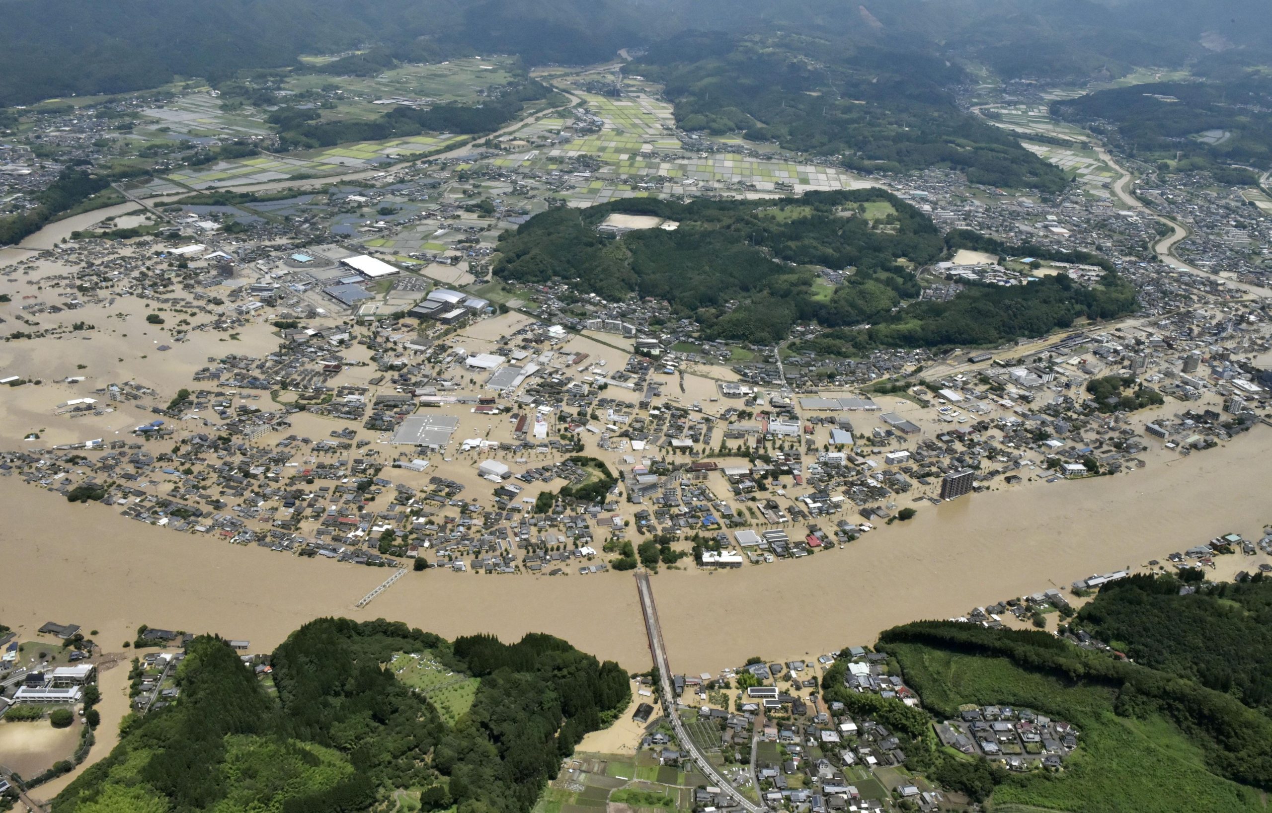 Aplaca tu ira y tu rigor: 200 mil personas son evacuadas en Japón por fuertes lluvias