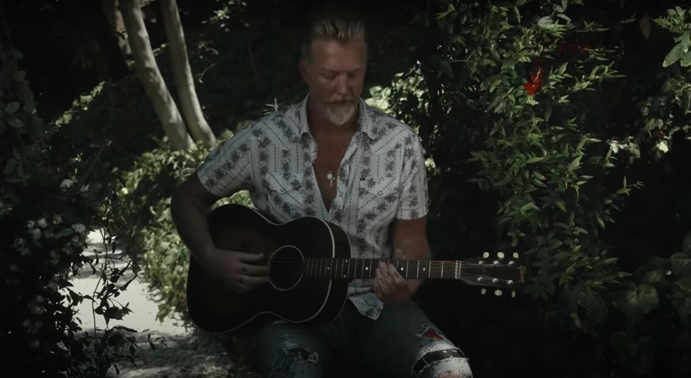 Checa a Josh Homme tocando "Spinning in Daffodils" de Them Crooked Vultures