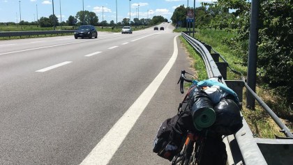 "Atrapado" por el coronavirus, estudiante viajó en bicicleta 48 días para reencontrarse con su familia