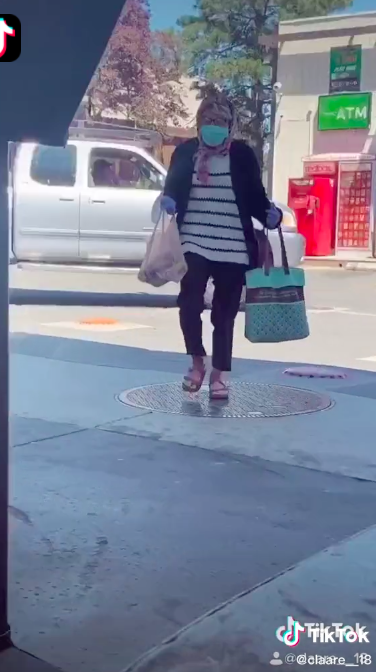 Una chica se disfraza como anciana para ir a una tienda