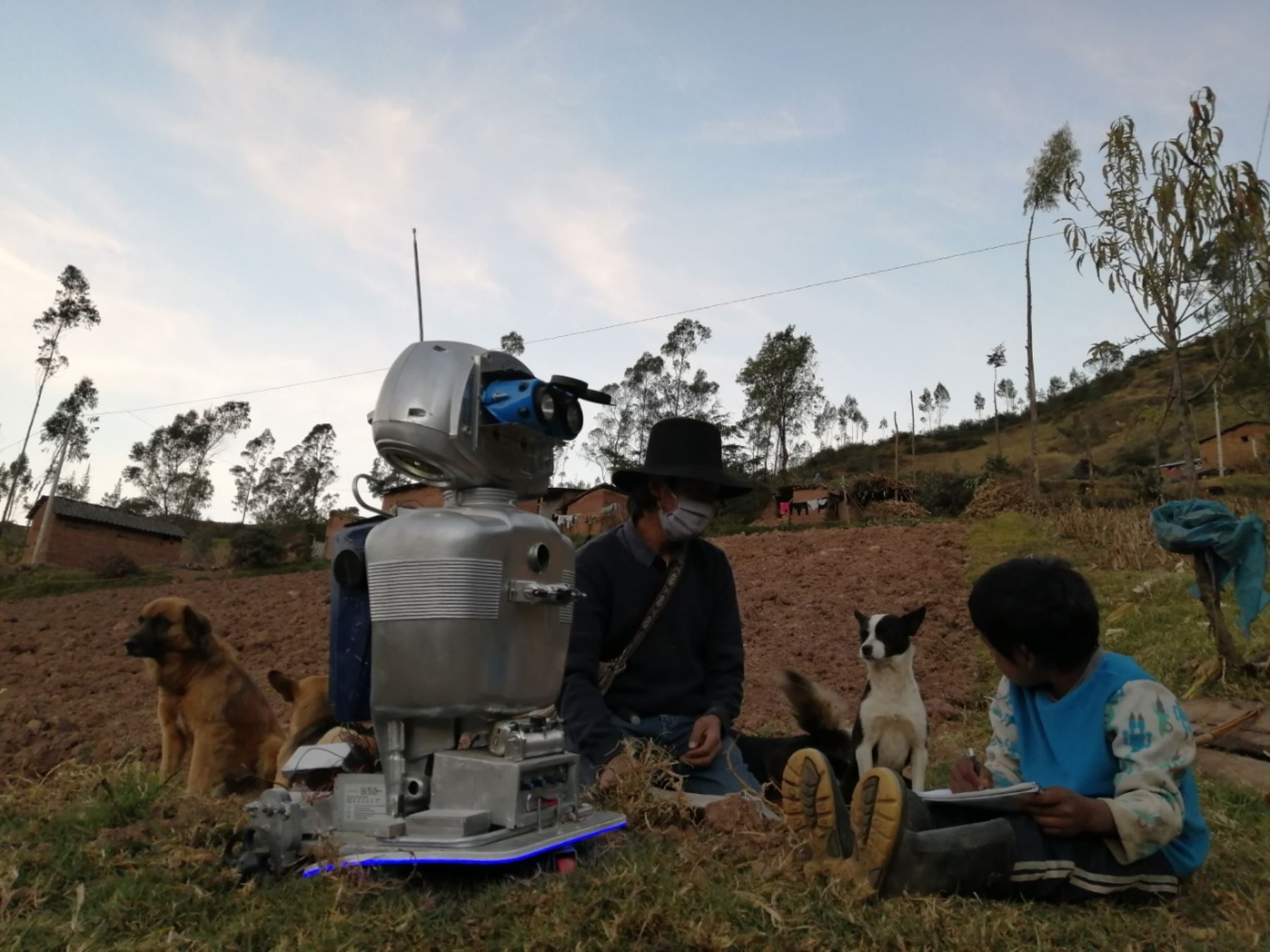 ¡Qué maravilla! Maestro crea un robot para educar a niños de escasos recursos de Perú