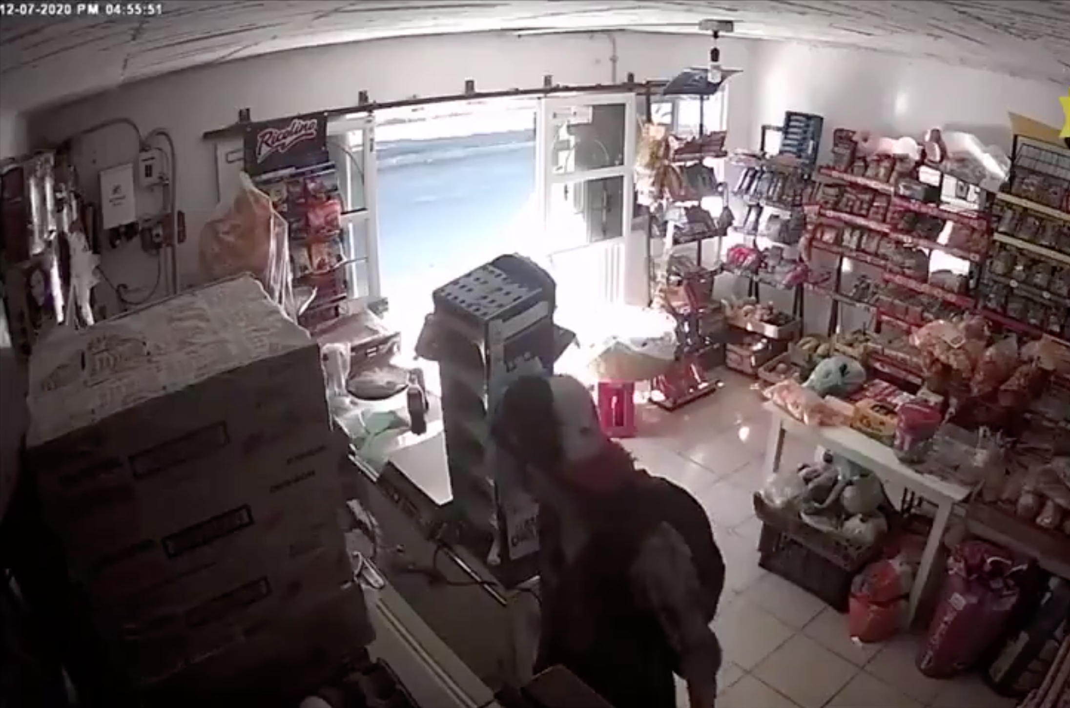 Qué valor: Mujer forcejea con delincuente armado para proteger su tienda 