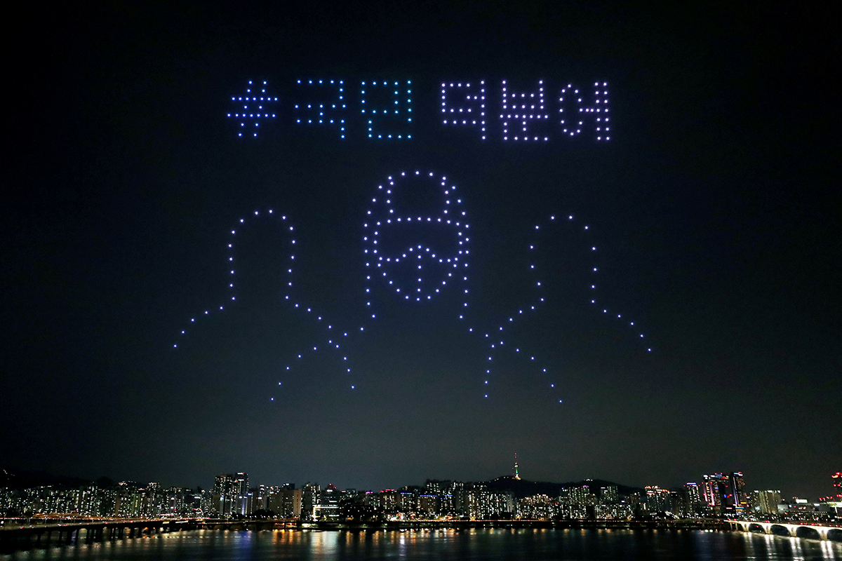 El cielo de Seúl se iluminó con drones y mensajes de prevención COVID