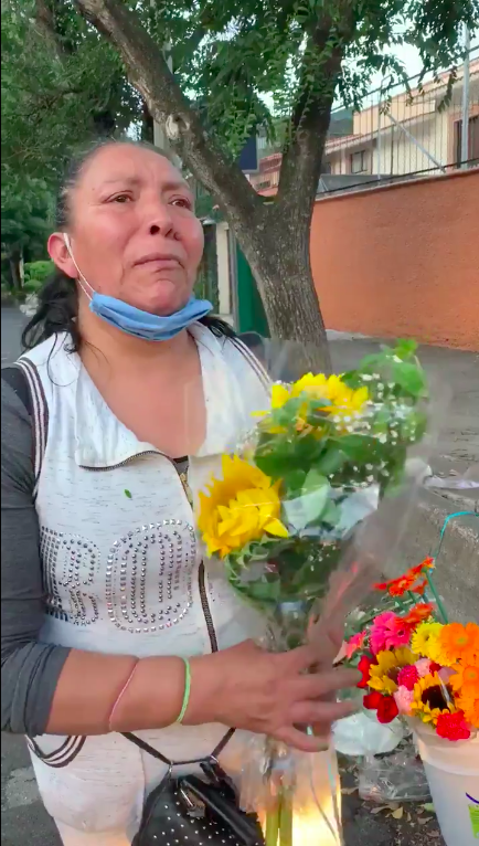 "¿Cuándo va a acabar esto?" Vendedora de flores denuncia agresiones de policías y pide ayuda a AMLO
