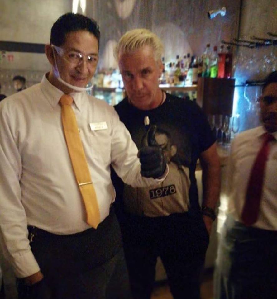Till Lindemann con algunos empleados del restaurante en Cancún