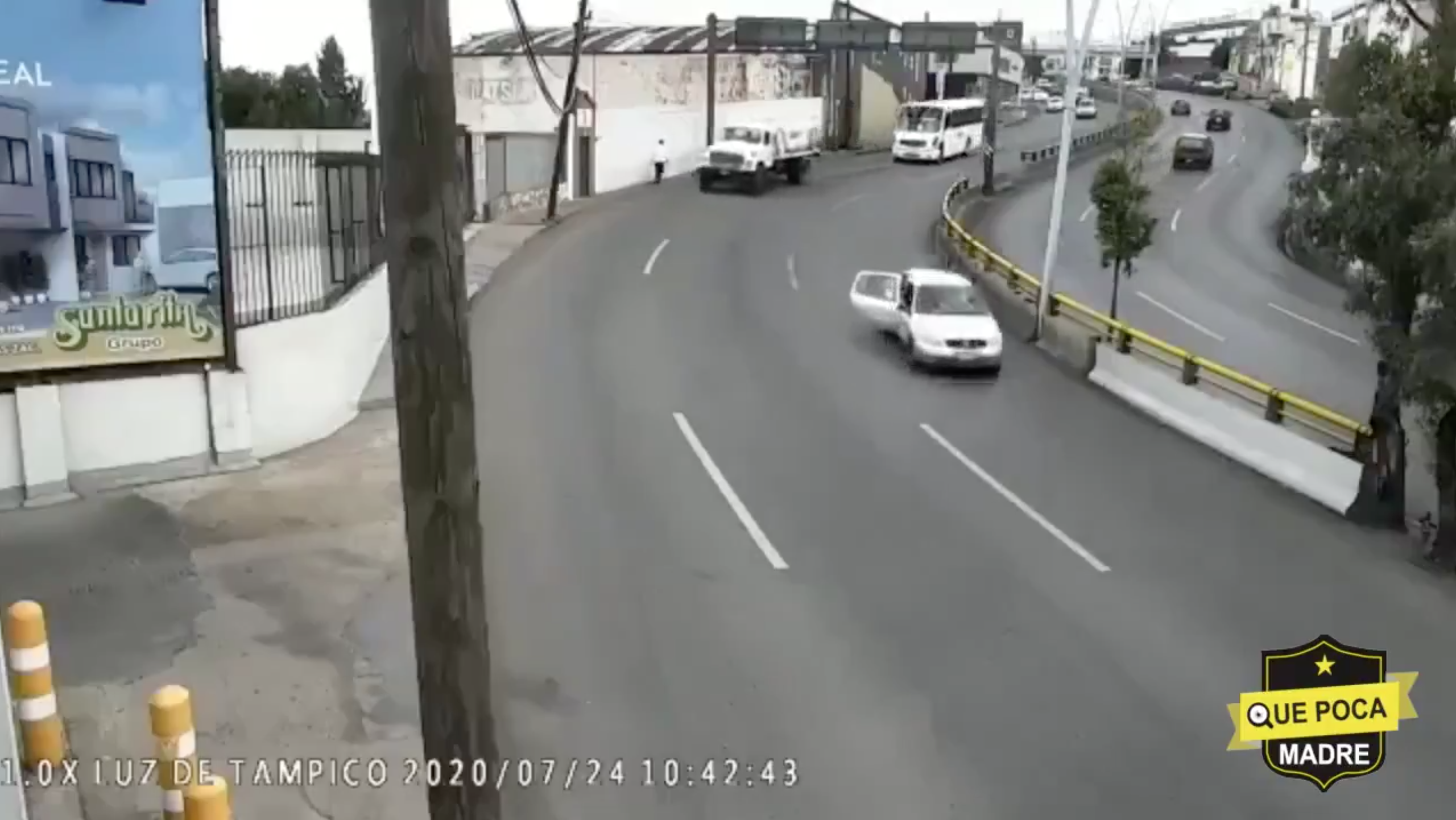 Y en México: Niño sale volando de un auto en movimiento y en pleno bulevar