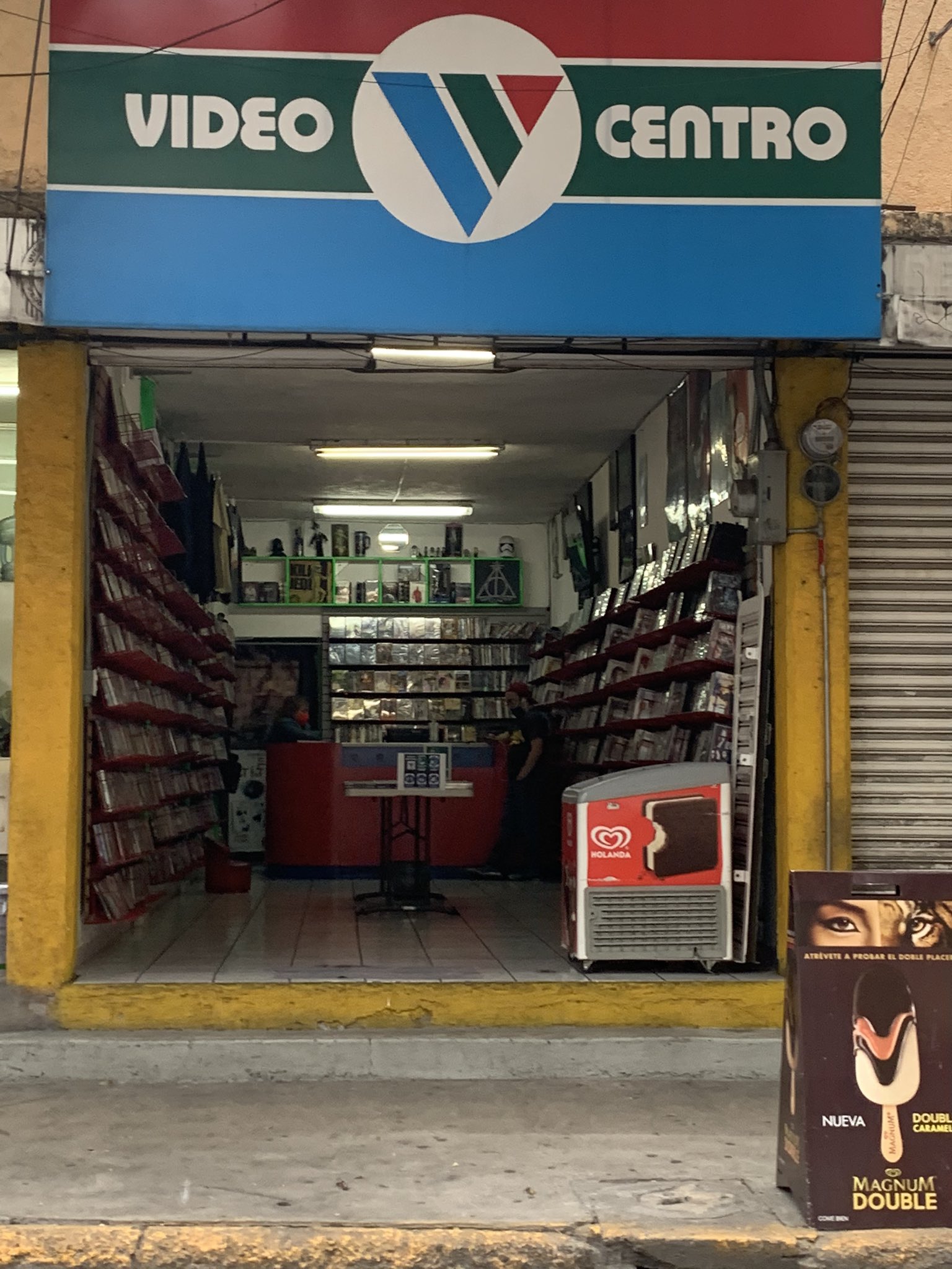 Nostalgia noventera: Aún existe un Videocentro en el área metropolitana y se niega a morir