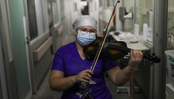 Enfermera en Chile toca el violín para los pacientes de COVID-19 en un hospital