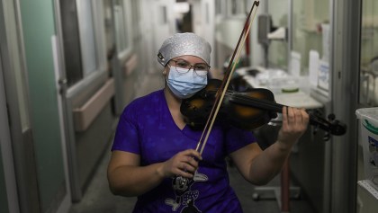 Enfermera en Chile toca el violín para los pacientes de COVID-19 en un hospital