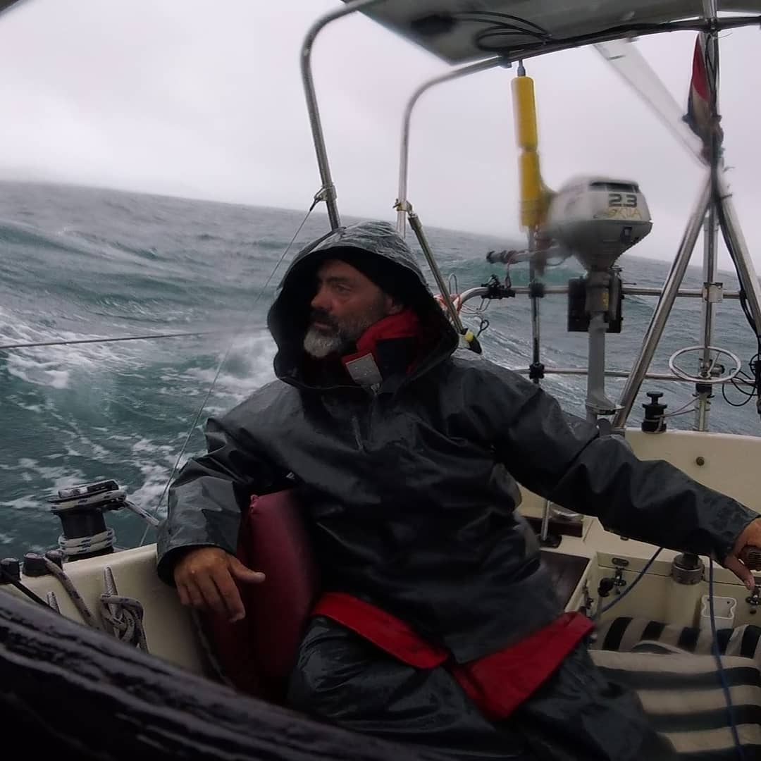 Hombre navega solo a través del Atlántico para estar con su padre de 90 años durante la pandemia
