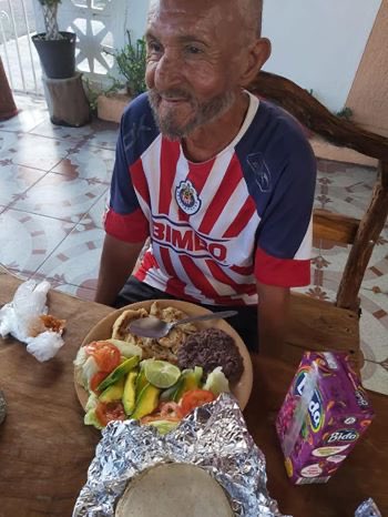 Don José: El abuelito que le dieron croquetas en vez de comida, ya tiene casa