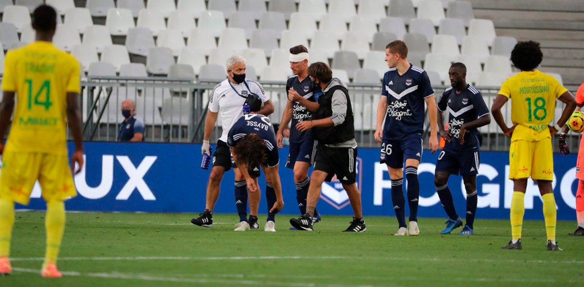 Laurent Koscienly fue atendido tras un duro choque de cabezas La lesión de Koscienly en el Burdeos vs Nantes